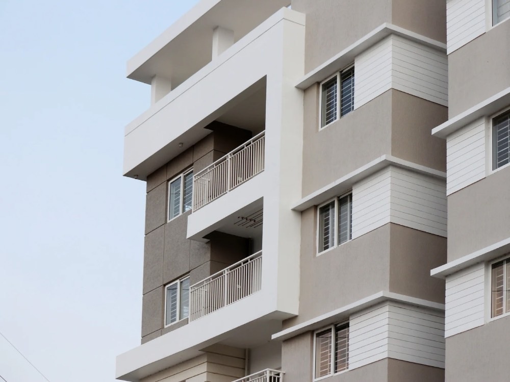 &nbsp; 安くて質のよい住まいを手に入れたいとき、競売物件を利用する方法もあります。 住まいを割安に入手できると知ってはいても、購入方法はわからないかもしれません。 この記事では、競売物件の基礎知識や仕組み、メリット・デメリット、可能性のあるリスクやトラブル、競売住宅の買い方などを解説します。 &nbsp; 競売って何？どういう仕組みなの？ &nbsp; &nbsp; まず初めに、競売とは何かと競売の仕組みを紹介します。 物件の特徴を理解した上で、購入を検討しましょう。 &nbsp; ・そもそも競売とは？ 競売には担保不動産競売と強制競売の2種類があります。 ひとつ目の担保不動産競売とは、債務者から住宅ローンなどの返済が滞り、債権者の銀行など金融機関が裁判所へ申し立てをすると、債務者の財産を差し押さえます。 裁判所の権限で債務者の担保である不動産を売却することが「担保不動産競売」です。 &nbsp; ふたつ目の強制競売は、債務名義にもとづき、債務者の不動産を裁判所が強制的に売る手続きです。 2種類の競売はどちらも、強制執行と競売の規定を統合した法律である民事執行法にもとづいて、手続きが進められます。 &nbsp; ・競売で購入する仕組み 裁判所が主体になってオークション形式で不動産を売り、最も高い値をつけた人へ売却する仕組みです。 競売で不動産を売った代金は、債務の返済にあてます。 &nbsp; 競売の一連の流れは、公告と3点セットを閲覧し購入したい物件を決めて、約3週間後に購入希望額を入札します。 入札期間は1週間程度で、入札には売却基準額の20％にあたる保証金が必要です。 入札締め切り後1週間ほどで開札され、オークション形式にもとづき、最も高い入札額の人が買受人になります。 &nbsp; 代金納付通知が届いてから約1か月以内に、保証金を除く残りの金額を裁判所へ納めましょう。 占有者がいなければそのまま引き渡し、もしいる場合は裁判所へ引き渡し命令の申し立てを行います。 &nbsp; &nbsp; 競売にある住宅はどのような住宅なの？ &nbsp; &nbsp; 一般的な住宅よりも安く入手できる競売物件ですが、競売に出る理由を知ると「物件自体に問題があり安いわけではない」とわかり、検討しやすくなります。 競売に出された住宅の種類をチェックしましょう。 &nbsp; ・ローン返済が滞った 住宅ローンを初めとして事業ローンなどの返済が滞り、担保の住宅を差し押さえられ、競売にかけられるケースです。 リストラなどによる収入の低下や会社の経営悪化などの原因があります。 &nbsp; ・相続人がいない 亡くなった人の配偶者・子・直系尊属である父母や祖父母・兄弟姉妹がいない場合、相続人不在の状態です。 また相続人がいたとしても相続放棄の手続きをとった場合、相続人のいない住宅になります。 すると不動産は競売で売却され、債務があれば返済にあて、余りの財産は国庫へ帰属します。 &nbsp; ・税金滞納の場合は「公売」 公売の目的は滞納した税金の強制的な回収であり、住宅を含むその人の財産を売却して税金にあてます。 財産差し押さえの流れは競売と同じなので、公売物件も一般の相場より安価での購入が可能です。 競売物件に比べてきれいなものが多いですが、占有者がおりなかなか退去してくれないケースがあります。 &nbsp; &nbsp; 競売にある住宅のメリット・デメリット &nbsp; &nbsp; 安く住宅を購入できる競売ですが、メリットとデメリットの両方を知り、納得の上で購入しましょう。 &nbsp; ・競売にある住宅のメリット &nbsp; ■安く購入できる 一般の住宅相場より価格は低く見積もられるので、通常査定の60～70％程度で購入できます。 同じ予算でも、より広さのある住宅を持てる可能性があります。 &nbsp; ■個人でも購入できる 競売物件は個人法人問わず、入札が可能です。 法人の入札・落札が多く、購入しリフォームして売りに出すケースが多いことからも、競売物件の安さがわかります。 &nbsp; ・競売にある住宅のデメリット &nbsp; ■詳しい物件情報がわからない 現況調査報告書・評価書・物件明細書の3点セットからのみ物件情報を得られ、それ以外に知りたい情報があっても入手できません。 一般的な中古住宅の購入は必ず事前に内覧しますが、競売住宅の場合は旧所有者がいると大半は不可能です。 &nbsp; ■物件の責任を問えない 売主が存在しないため、購入後に重大な欠陥があり修復のために費用がかかったとしても、購入者が負担します。 裁判所はあくまで売買を扱うだけであり、売主ではないので、請求はできません。 &nbsp; ■住宅ローンを使えない 住宅ローンは金融機関が物件を担保にできると確信がある場合に融資する仕組みです。 そのためリスクの大きい競売物件の購入には、住宅ローンを組めない可能性が高いでしょう。 &nbsp; ■引き渡しトラブルが生じやすい 旧所有者が物件から出て行かず、競売手続きが終わっても住み続けている場合があります。 &nbsp; &nbsp; 競売にある住宅にはどのようなリスクやトラブルがある？ &nbsp; &nbsp; 競売にある住宅に考えられるリスクやトラブルを、買って失敗した例を含めて解説します。 &nbsp; ・住人がおり退去しない 住宅ローンなどローンの滞納が原因で競売に出た住宅は、引っ越し費用がないなどの理由で住人がなかなか退去しない場合があります。 裁判所から引渡命令を出してもらうと強制執行ができますが、別で費用と手間がかかってしまいます。 スムーズに立ち退きの話が進んだとしても、購入後1～2か月は住宅を使用できないでしょう。 &nbsp; 賃貸物件が競売に出された場合、賃貸権を持つ居住者がおり、購入者はその権利も引き継がなくてはなりません。 旧所有者だけでなく賃貸者ともトラブルになる恐れがあります。 &nbsp; ・家財道具が残ったままだが、所有者と連絡が取れない 競売で購入した住宅に家財道具があった場合、競売の対象ではないので勝手に処分できません。 たとえゴミであっても購入者の一存で片付けられないため、入札前に3点セットをよく確認して家財道具の様子や所有者との連絡はできそうかを判断しましょう。 所有者死亡の場合でも、相続人や管財人から処分の了承を得ることが必要です。 &nbsp; ・多くの修繕が必要だった 公告で閲覧できる3点セットを見ても、例えば住宅の内部にあるシロアリ被害や建物の傾きはわからず、購入して初めて気づく場合があります。 競売住宅に重大な欠陥があり想定外のリフォーム費用がかかったとしても、購入者の自己責任です。 競売にある住宅はどうやって買えばいいの？ &nbsp; &nbsp; 競売物件は落札できる確証がないことから金融機関が嫌がり、住宅ローンの審査に通りにくいため、まとまった現金の準備が必要です。 しかし金融機関によっては、住宅ローンを利用できる場合があります。競売物件向けのプランを用意している金融機関をあたってみましょう。 &nbsp; ・競売物件を購入するときの注意点 &nbsp; ■国の競売サイトを利用する 競売物件情報の検索はインターネット上で行いますが、国の競売サイトである「BIT不動産競売物件情報サイト」の利用がおすすめです。 全国の競売物件情報ほぼ全てから、希望する条件で絞り込み、物件を見つけ出します。 &nbsp; ■不動産の専門家へ依頼する リフォーム費用がかさむ恐れのある物件や、リフォーム費も含めて入札価格を決めるには、不動産の専門家との相談もおすすめです。入札代行業者と相談し、アドバイスを受けつつ入札するとトラブル回避に役立ちます。 &nbsp; &nbsp;&nbsp; 大阪・兵庫・京都・奈良・和歌山で注文住宅をお考えならイエタッタへ &nbsp; ここまで競売で売られている住宅についての説明と、その物件を買うメリットデメリットをまとめてきました。予算を抑えて理想の住まいを持つには、競売物件の利用もひとつの方法です。いい面も悪い面もしっかりと考慮した上で住まいへのこだわりや予算などを総合して考え、物件を選びましょう。 大阪・兵庫・京都・奈良・和歌山で、住宅についてお悩みの方は、お気軽にイエタッタへご相談ください。 &nbsp; &nbsp; 関連リンク &nbsp; ・大阪の施工事例はこちら &nbsp; ・兵庫の施工事例はこちら &nbsp; ・京都の施工事例はこちら &nbsp; ・奈良の施工事例はこちら &nbsp; ・和歌山の施工事例はこちら &nbsp; &nbsp; &nbsp;